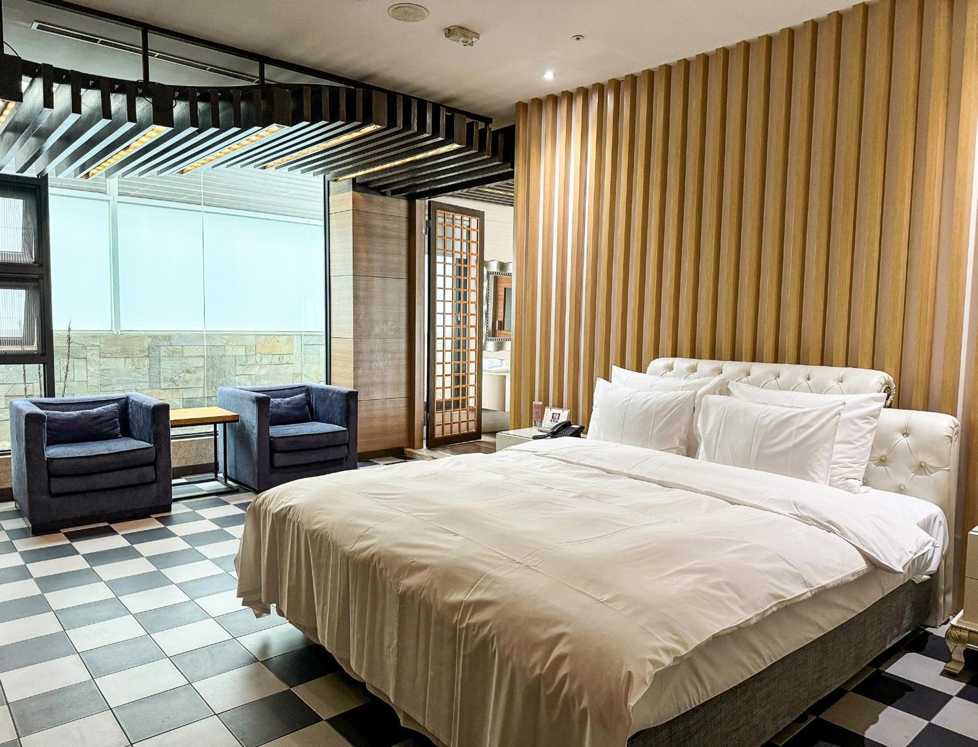 All-Ur Boutique Motel - Taichung Branch Екстериор снимка