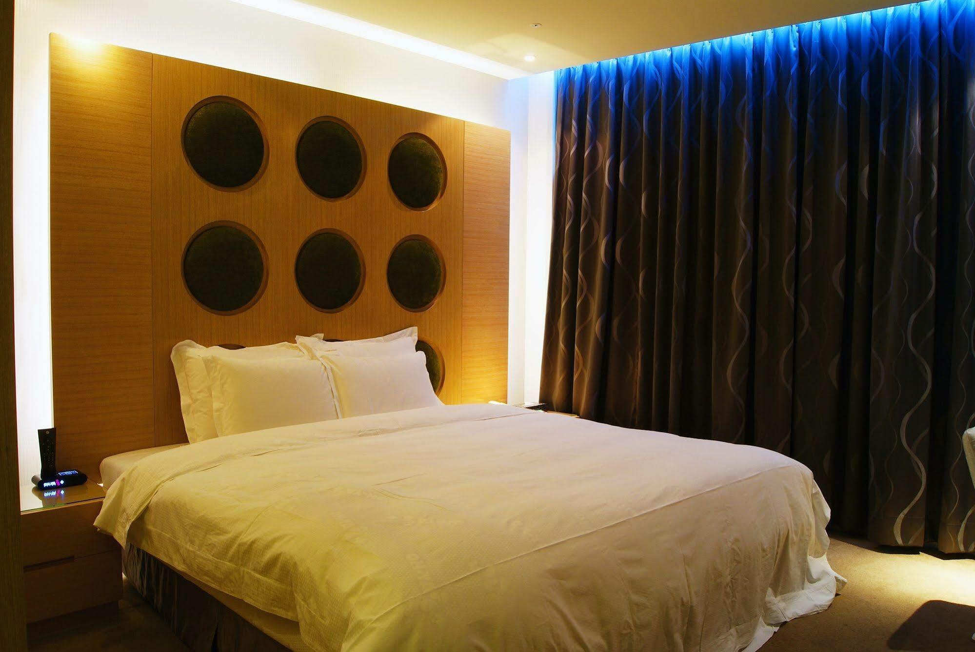 All-Ur Boutique Motel - Taichung Branch Екстериор снимка