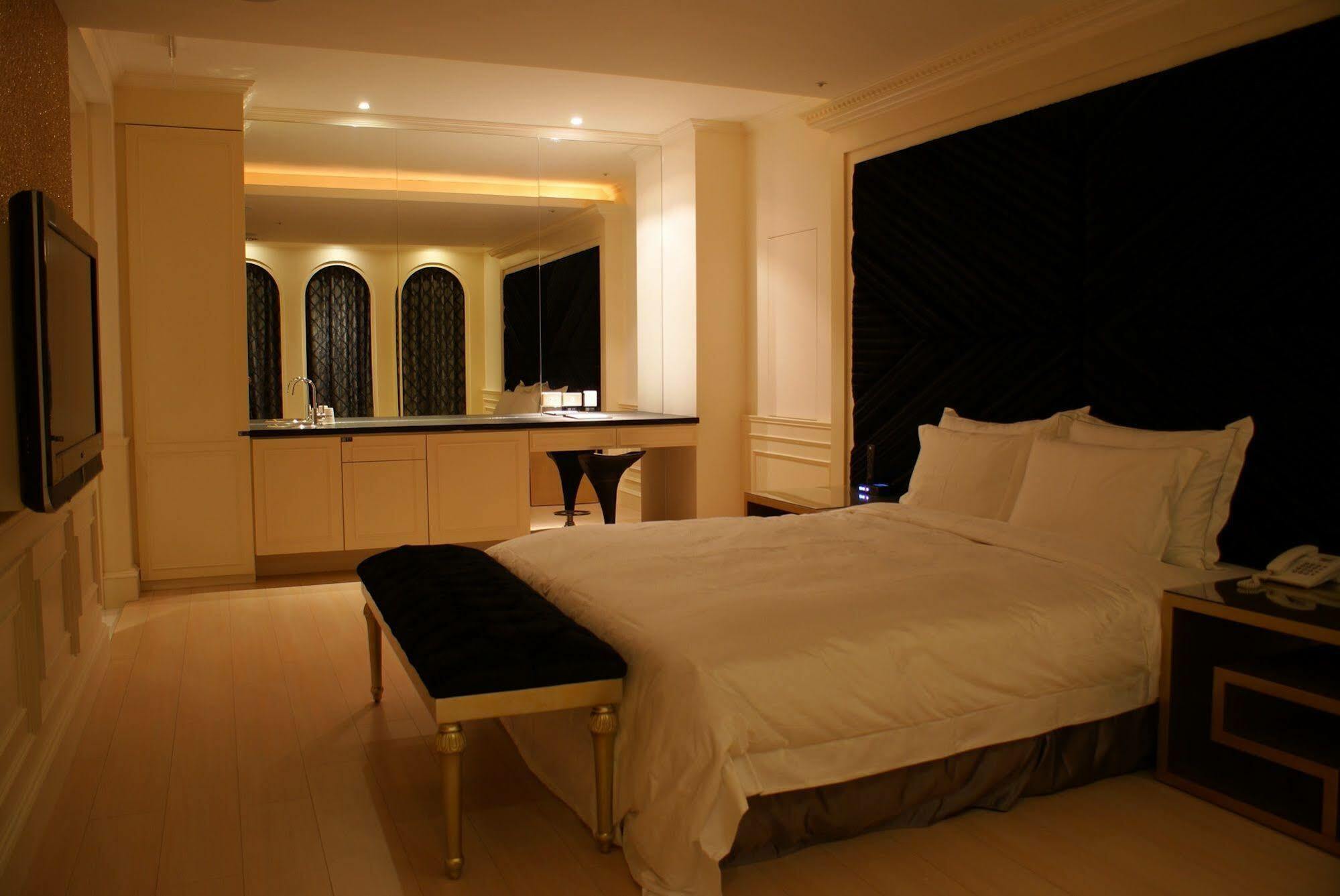 All-Ur Boutique Motel - Taichung Branch Екстериор снимка