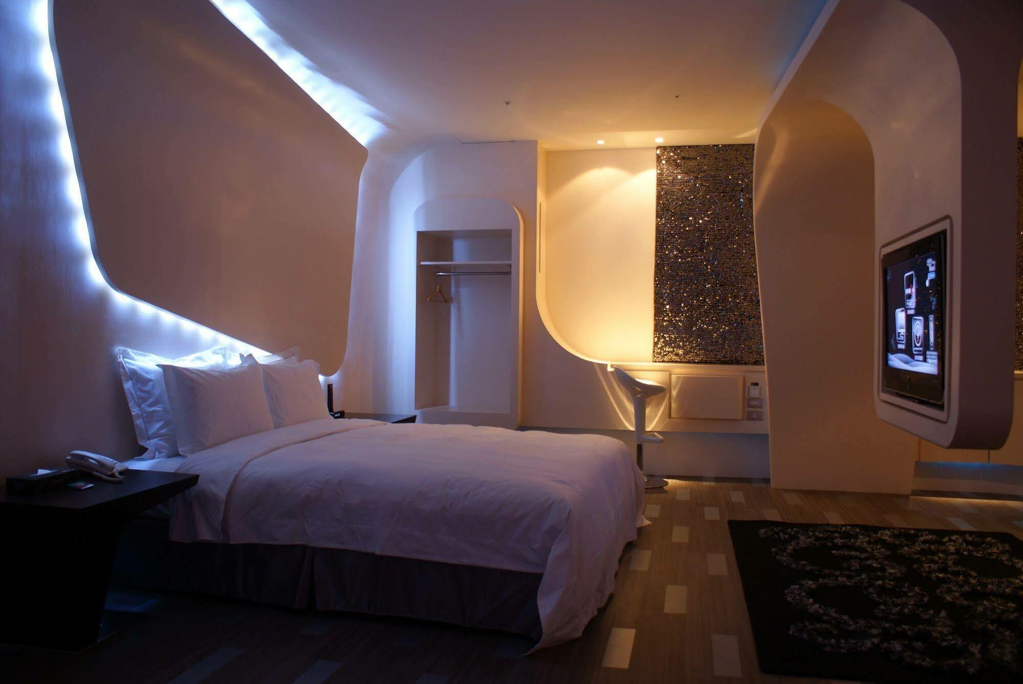 All-Ur Boutique Motel - Taichung Branch Екстериор снимка
