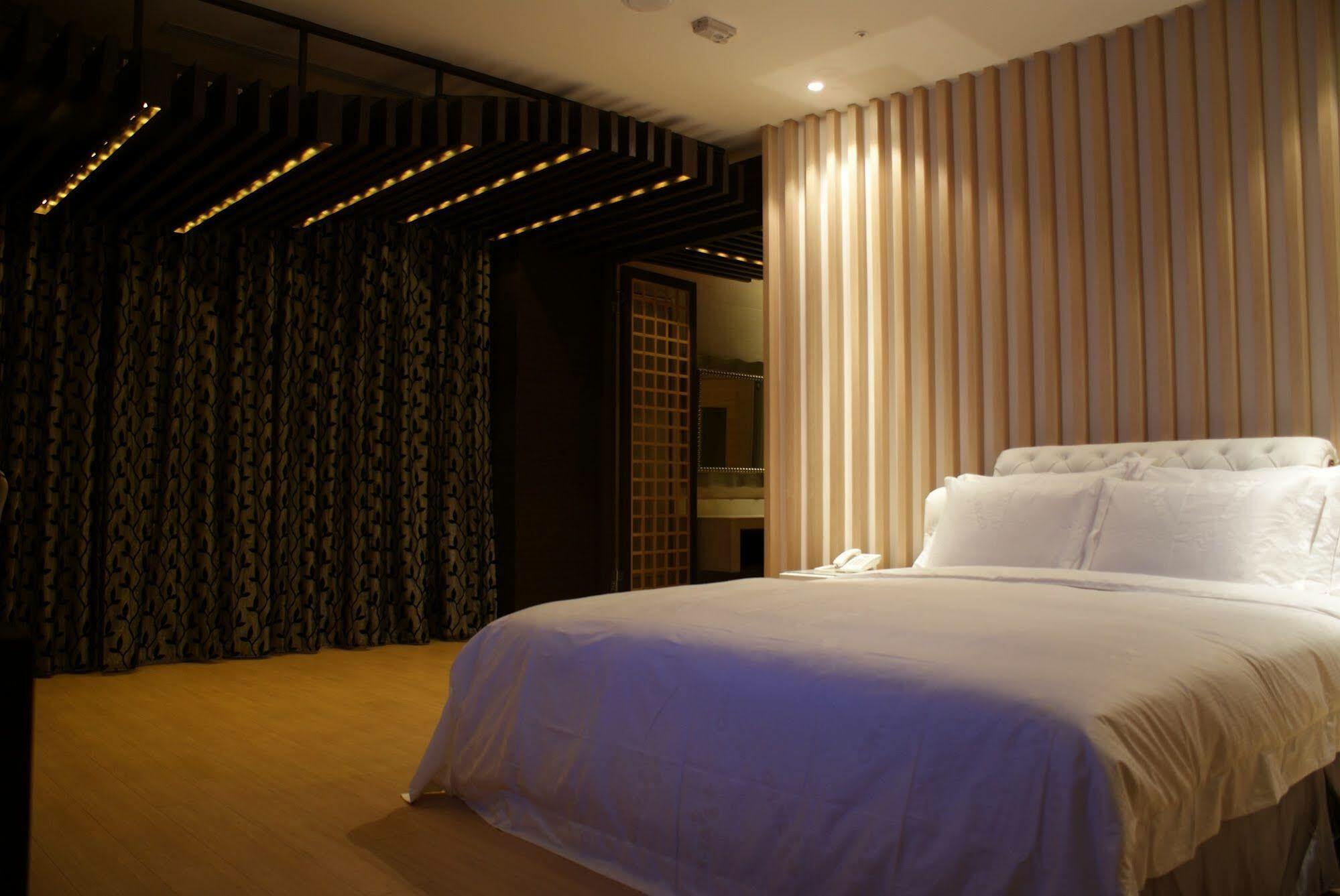 All-Ur Boutique Motel - Taichung Branch Екстериор снимка